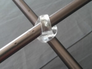 Detalhe da peça que conecta a vareta transversal ao resto da estrutura