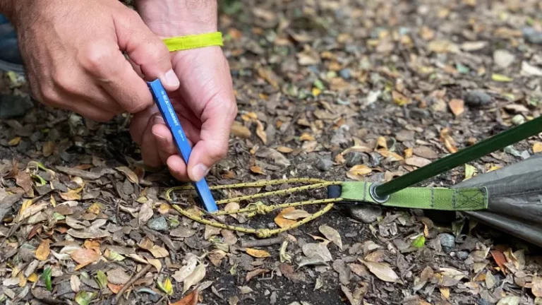 Uso correto dos espeques na fixação das barracas de camping