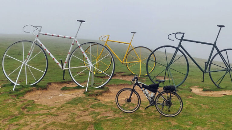 Um cicloturista em trechos do Tour de France