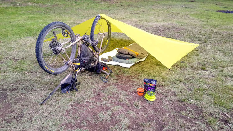 Tarp Escapist da Sea to Summit em um abrigo durante uma viagem de bikepacking