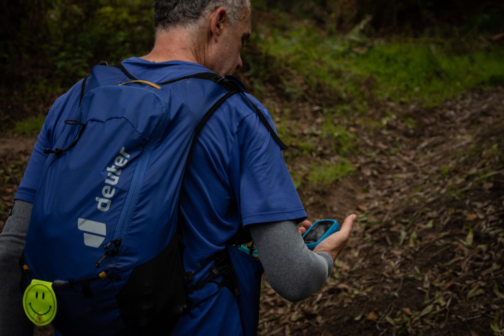 Mauro Chasilew com a mochila de trail run Deuter Ascender