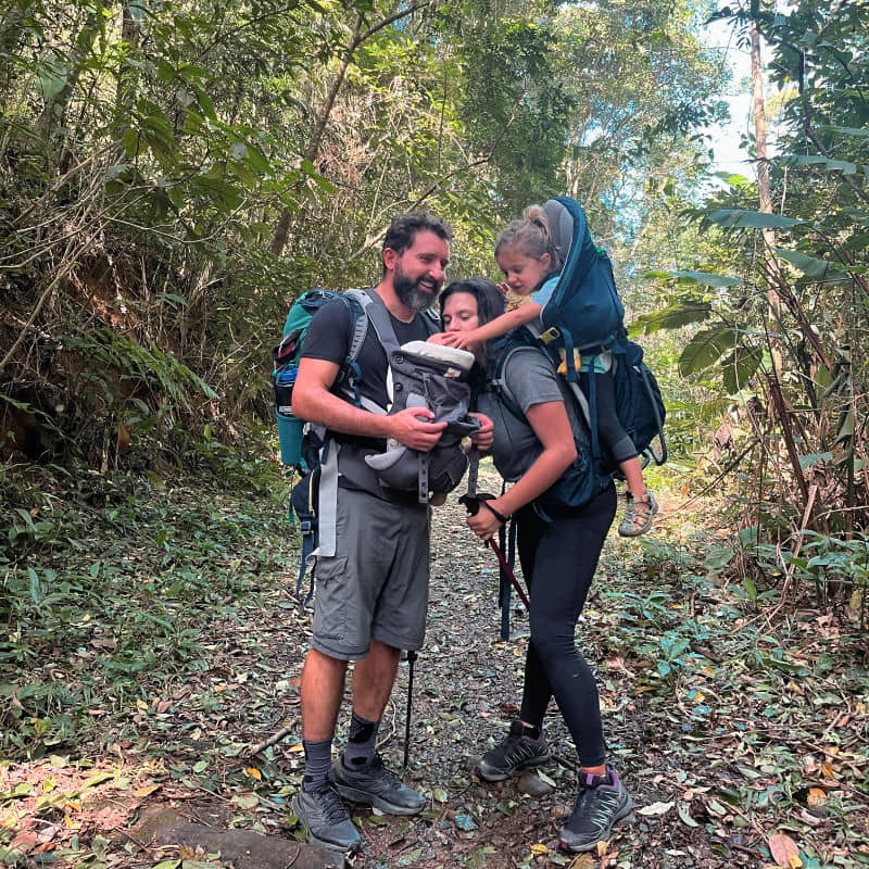 Fazer trilhas e acampar aumenta a conexão entre os pais e as crianças