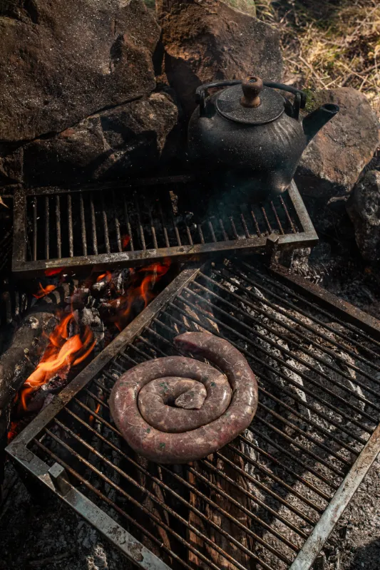 Cozinha outdoor direito no fogo