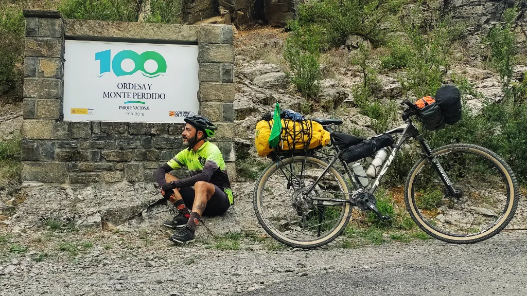 Para os Pirineus, optei pelos pneus 26x2.0, cravos baixos, mas ao encontrar mais pedregulhos do que imaginei que seria, percebi que seria ideal pneus mais largos
