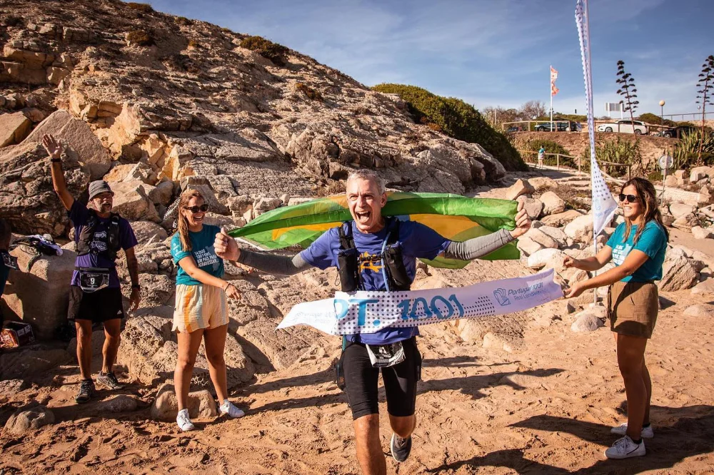Mauro Chasilew cruzando a linha de chegada da Ultramaratona PT1001