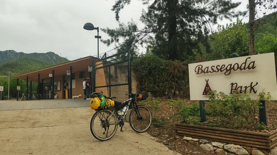 O Bassegodá Park, no povoado de Albanya, é o único dessa região e oferece boa estrutura