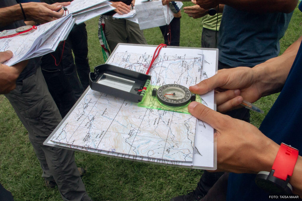 Aula prática de bússola e mapa durante a segunda edição do Programa Capacitar