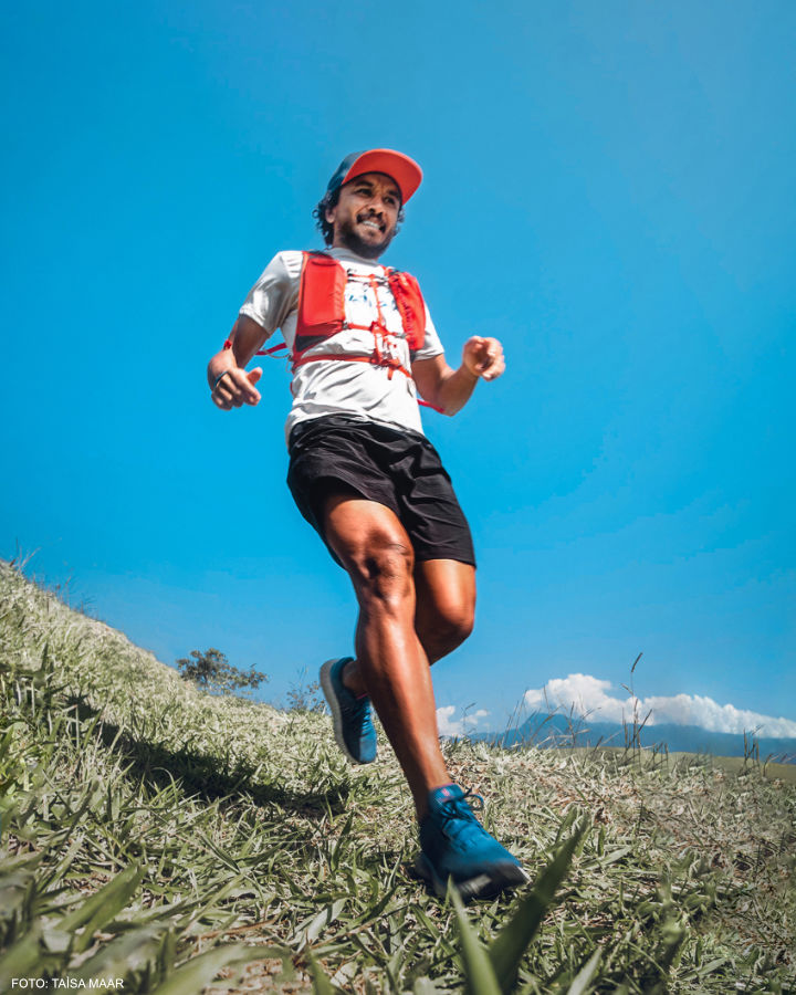 Chico Santos demonstrando sua técnica de descida no trail run - Foto: Taísa Maaar