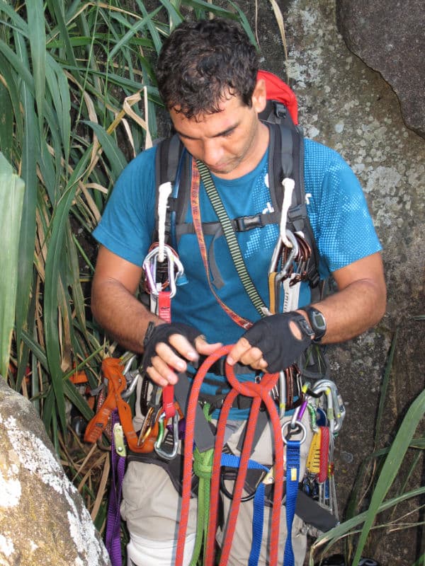 Parafernália para entrar na via de escalada Austríacos - Rio de Janeiro - Foto Arquivo Pessoal Kiko Araujo