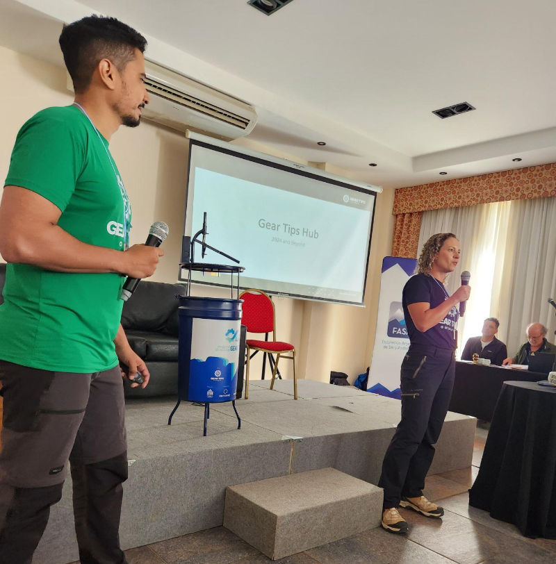 Apresentação do Programa de Reciclagem durante o Curso Internacional da UIAA na Argentina, em 2024.